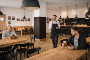 Restaurace s hosty ve dřevěném hnědo-černém provedení
